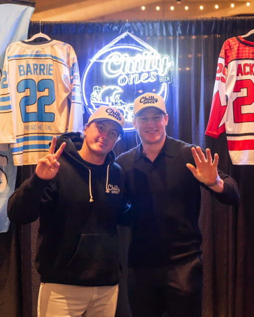 Always nice to Go For One with the dogg 🏒🍻 

#chillyones #biggerthanbeer #spreadthechill #hockeynight #rinklife #beerstagram #coldones #goodvibes #withfriends #gameon #hockeyfans #cheers #inthecommunity #makingmemories #nathanmackinnon #crowdvibes #sipandchill #weekendenergy #foragoodcause #legends
