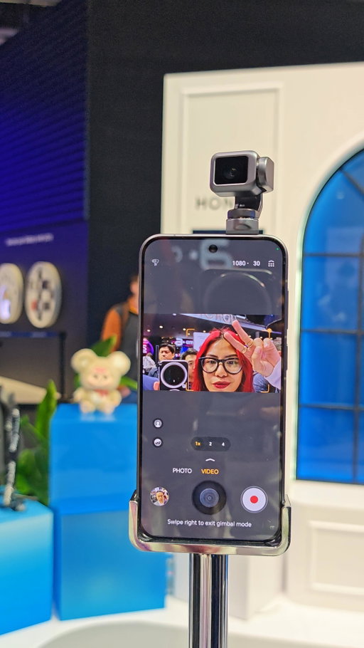 Finally got to check out the #HonorRobotPhone in action! This phone has a pop up gimbal camera but the surprise is that it’s AI-powered! It can dance and it can interact with u or even answer questions by nodding. It even told me I was charming lol (see last clip) 

lmk what u wanna know about this and ill try to do a Q&A on this soon! 
More on this soon!!! #isadoestech #mwc2026
