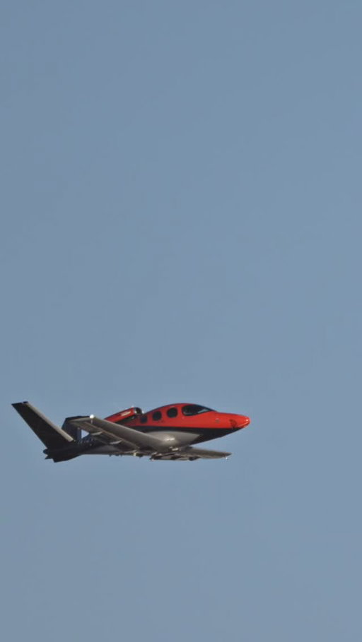 Floating N12VJ into Scottsdale 🛩️ Thank you for the video @leppaviation and @jshootsthings 🙌 @cirrusaircraft #generalaviation #visionjet #privatejet #scottsdale #aircraftsales