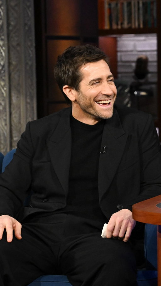 @jakegyllenhaal receives a message from his sister, @maggiegyllenhaal.

#Colbert #JakeGyllenhaal #MaggieGyllenhaal @thebridemovie