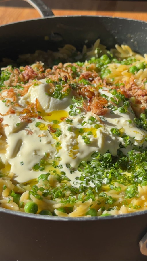 One-Pan Leek, Pea and Garlic Butter Risoni with Burrata! Made easy in the KitchenAid 26cm Skillet with Lid from Coles. 

You can earn 1 cookware credit for every $20 you spend in one transaction with a scanned Flybuys, then use your credits and score yourself this gorgeous cookware! Full T&Cs below. 

This might be a hot take, but I often find one-pan recipes can end up a bit one-note when it comes to texture. So when I developed this one, I wanted every bite to have something going on. The leeks melt down into the risoni and give it this almost buttery, custardy softness, while the peas add little pops of sweetness and colour (plus they’re one of the easiest pantry freezer staples to throw into a dish). Then the burrata gets torn over the top for that creaminess, and of course we need some crunch to finish, so crispy fried shallots are a no-brainer.

Get the full recipe in this month’s Coles Mag. @colessupermarkets 
 
T&Cs: Earn cookware credits until 12/5/26 and redeem credits (excludes Coles app) by 19/5/26 or while stocks last. Excludes Coles Express, UberEats, and other purchases. For full terms & conditions visit coles.com.au/cookware-terms ©2026 KitchenAid. All rights reserved. Used under License. 
 
#ad #onepandinner #easyrecipes #easydinnerrecipe