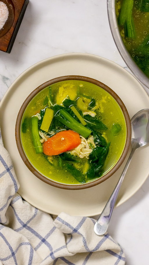 Anti-Inflammatory Pressure Cooker Ginger Chicken Soup 🍗🍗🍗 This quick pressure cooker soup is loaded with healing ingredients, fresh turmeric, ginger, and garlic, plus tender chicken, carrots, and greens. A gut- and immunity-boosting, warming meal that’s perfect for cold days or when you need a restorative, anti-inflammatory dinner.

Comment “chicken” below 👇 and we’ll send you the recipe link 🔗

Recipe + reel by @megan_rhn 

#holisticnutrition #highprotein #weeknightdinner 

Immune Boosting Anti-Inflammatory