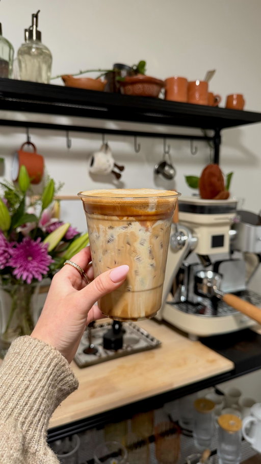 Churro Iced Latte ☕️🤍🇲🇽

Oh my goodness… creo que this has to be one of my favorite lattes I’ve ever made! And hear me out, the butter is necessary to replicate the dough flavor of a churro, también te pinch of salt! 

For this latte you’ll need:

• 2 tsp instant espresso 
• 1 tbsp sweetened condensed milk 
• 1/2 tbsp dulce de leche OR caramel
• dash of cinnamon 
• 1/2 tbsp softened unsalted butter 
• pinch of salt 

#churrolatte #instantcoffee #coffeeathome #homecafe #coffeerecipes