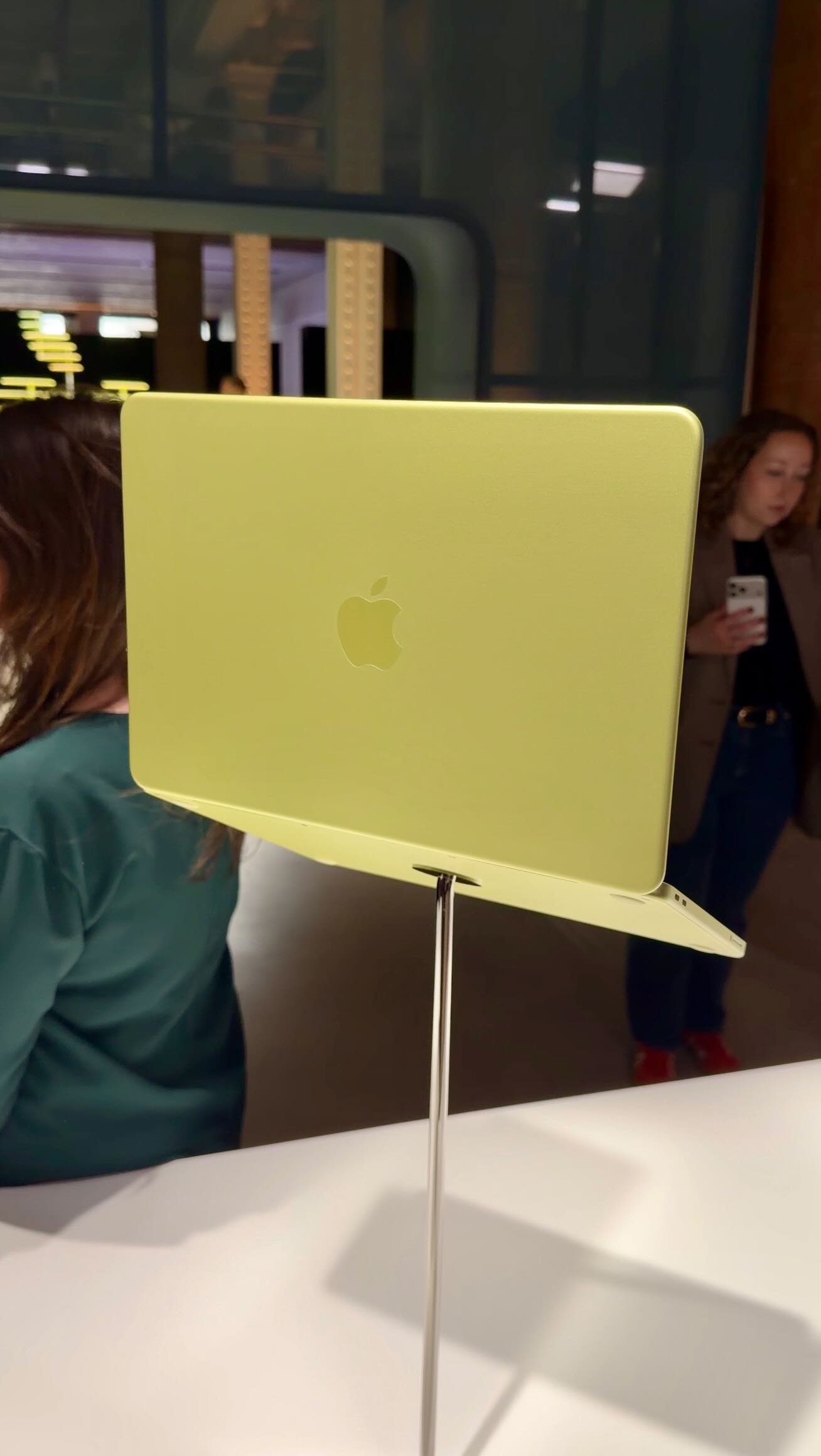 NEW MacBook Neo Citrus 🔥

- 13” LCD display
- A18 Pro chip
- 8GB RAM
- 256GB/512GB storage
- 16 hours of battery life
- Colors: silver, indigo, blush, and citrus
- Starts at $599 ($499 for students)

#apple #macbookneo #macbook #appleevent #tech