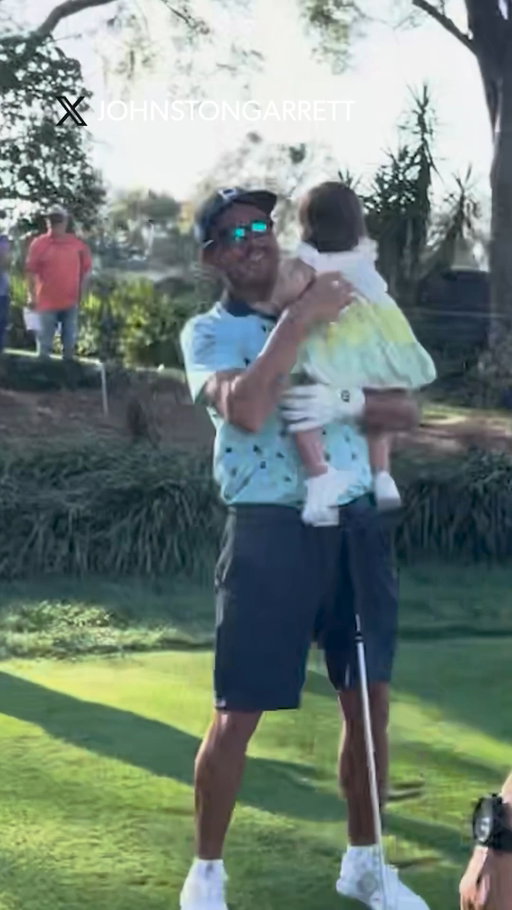 Some interruptions are cuter than others 🥹 A sweet moment between @RickieFowler and Maya at the 2023 @APInv.

#TOURVault