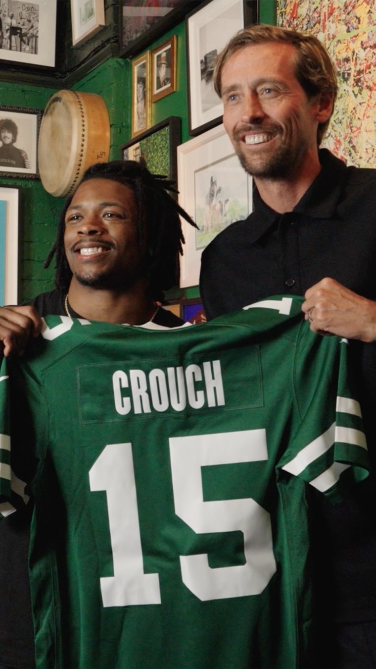 From the robot 🤖 to a rainy Tuesday night in Stoke: a true Peter Crouch welcome to the UK! 👏⚽️

More coming soon from @leno_davinci’s chat with @crouchy earlier this week! 🤝