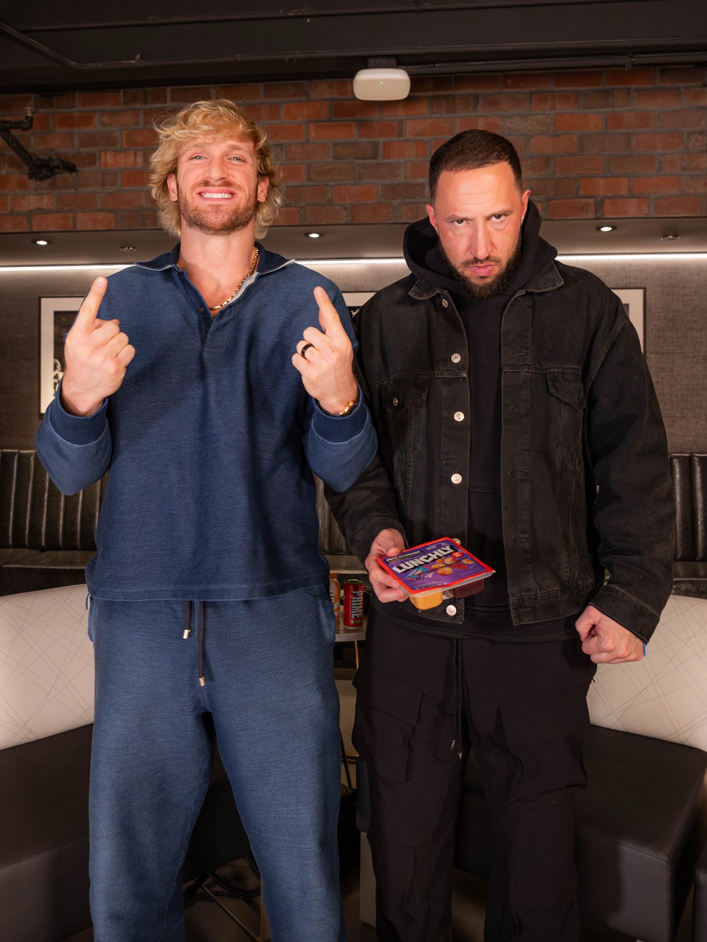 On today’s episode the boys bring on masked man after STOMPING Logan Paul at Elimination Chamber, discuss LA Knight & Je’Von Evans botched moves, Shia LaBeouf chasing a** at Mardi Gras, Mike getting 🍆-blocked by Harry Jowsey, USA Vs Iran, Jake Paul Vs Ilia Topuria, Deen the Great getting SLAPPED by Larry + MMA fighter, Logan’s $1M challenge to ALL NFL PLAYERS & more..

Comment “MASK” for the full ep 🔥

#wwe #loganpaul #impaulsive #podcast