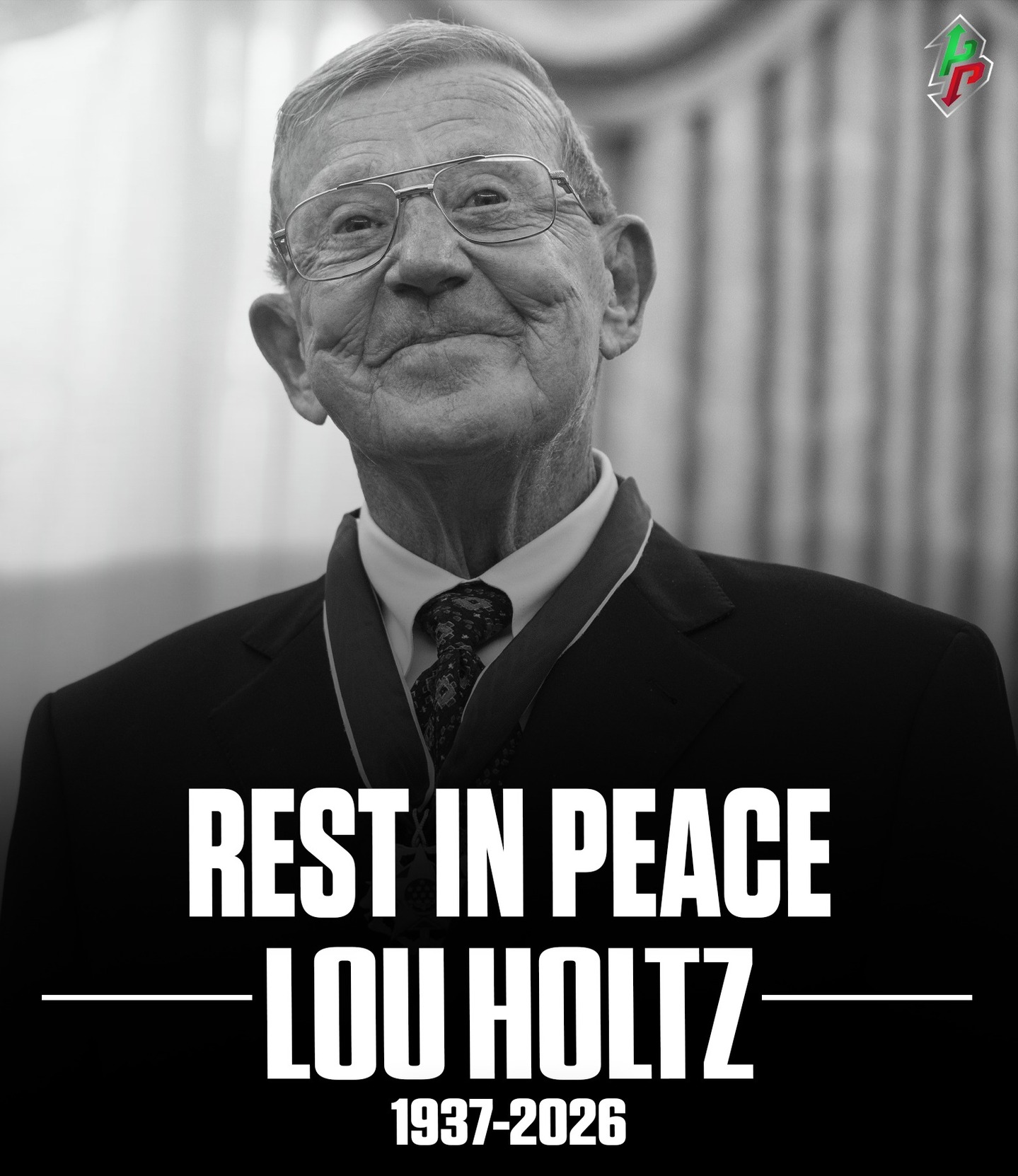 BREAKING: Legendary college football coach Lou Holtz has passed away at 89.

Holtz, known for his time at Notre Dame, Arkansas, and several other programs, left a lasting legacy on and off the field.

RIP