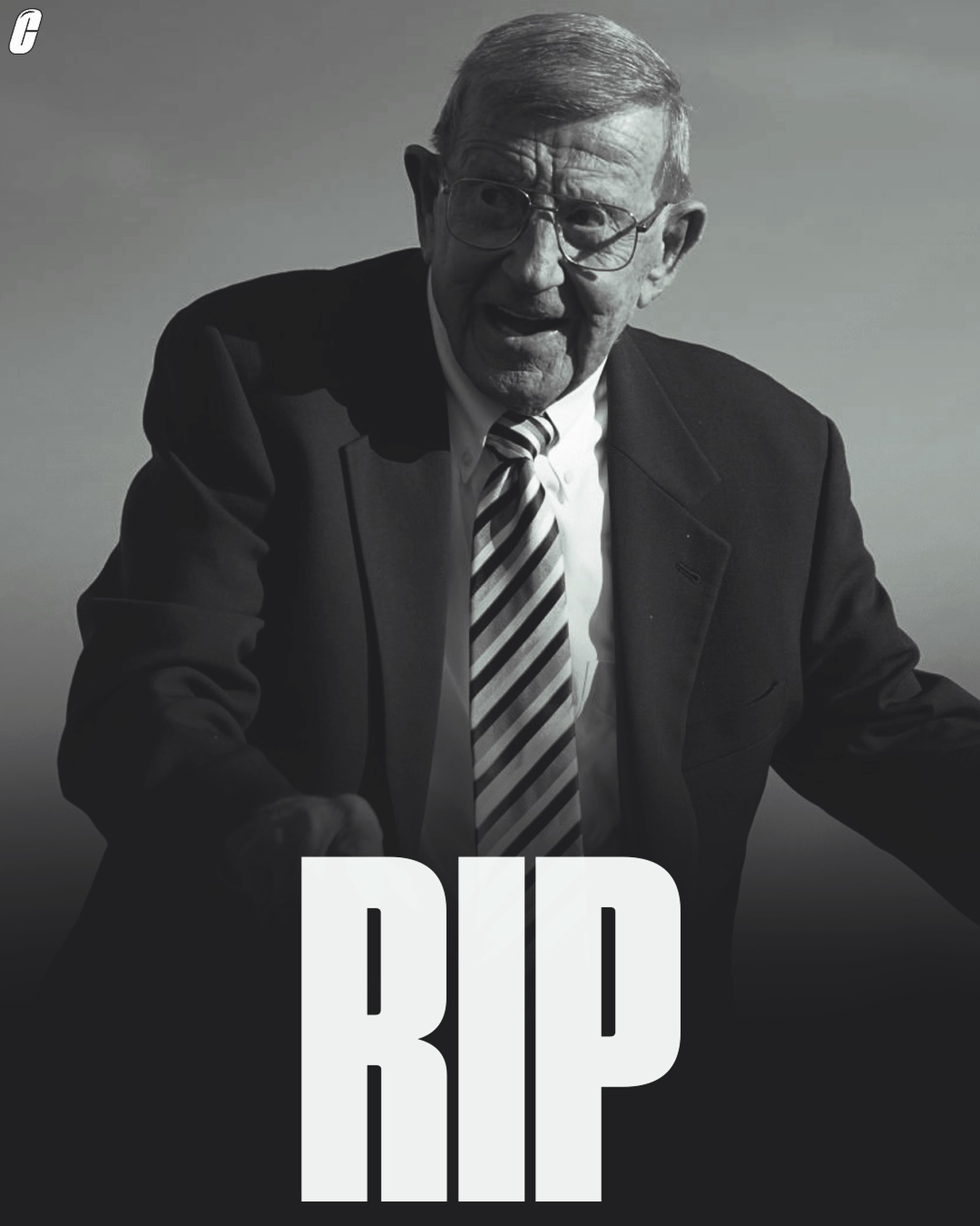 Lou Holtz has passed away at the age of 89 💔 

The legendary former head coach and analyst led six different programs to bowl games and won the 1988 National Championship with Notre Dame.

Rest In Peace 🕊️