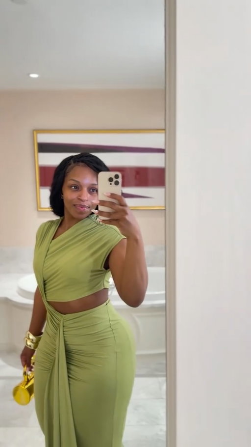 Camera Ready 🎞️🎞️
.
.
.
.
____________________________________
Baddie Hourglass ⌛️ Program now available via Built By BENN App - click link bio to download! Available for iOS + Google play 📲
.
.
.
.

#explorepage #fitspo #glam #slay #fitnessaddict