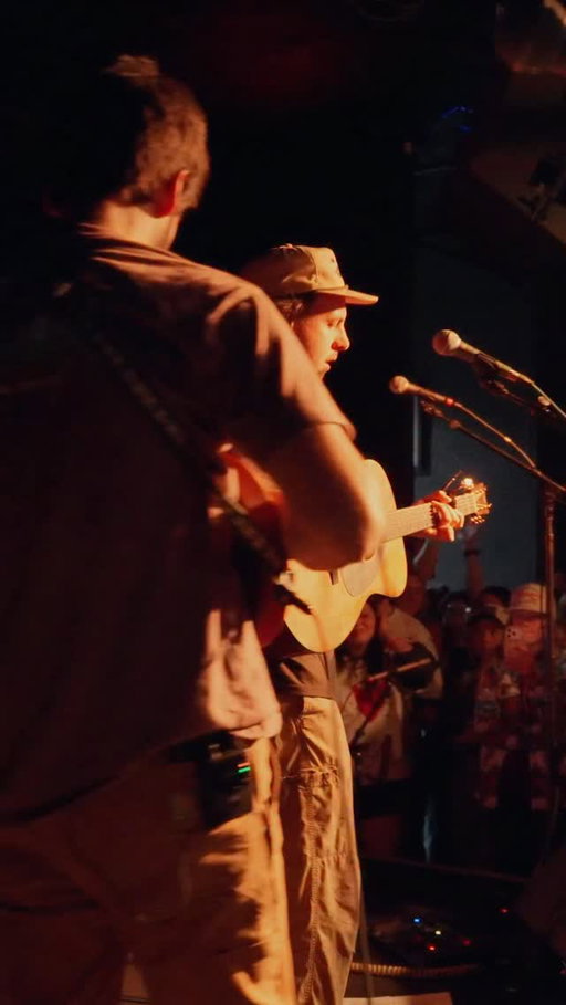 can’t believe you guys are coming out and singing all the songs we wrote in our freezing cold garage in Montana🦬 Chicago we’ll see you tomorrow!!

shot by @razzlekendazzle 
-
-
-
-
#liveshow #originalmusic #folk #country #grandrapids
