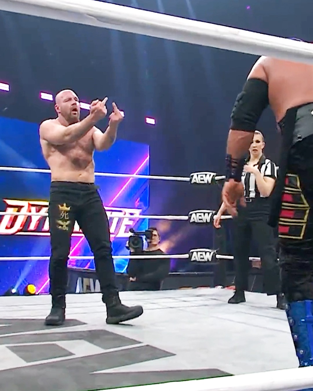 @JonMoxley drives @ReyHechicero FACE-FIRST into the mat 😤

#AEWDynamite is LIVE NOW on TBS & streaming on HBO MAX!