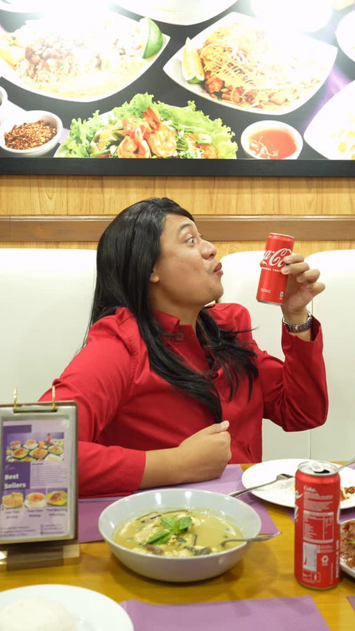 Signs you’ve made it in life: sa resto na nagsa salo salo 😛 Check out Coca-Cola’s Foodmark— your guide to the best food spots to pair with coke 🥤 #CocaColaFoodmarks #CocaColaPH