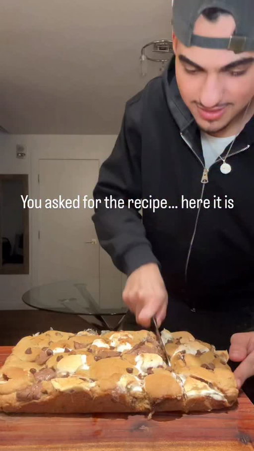 Save this before you lose it 🍪

Caramilk S’mores Cookie Bake

Cookie Dough

225 g softened butter (1 cup)
200 g brown sugar (1 cup packed)
50 g white sugar (¼ cup)
1 egg
1 tsp vanilla

240 g all-purpose flour (2 cups)
½ tsp baking soda
½ tsp salt

150–170 g chocolate chips (¾–1 cup)

Assembly

Line a deep baking tray with graham crackers.
Spread half the dough over the graham crackers.
Add marshmallows, chocolate chips, and chopped Caramilk.
Add the remaining dough on top.
Finish with extra chocolate chips and more Caramilk.

Bake at 180°C / 350°F for ~20 minutes until golden on top and soft in the center.

Let it rest, slice, and enjoy.

SAVE this recipe so you can make it later 🍪

#cookierecipe #dessertreels #bakingreels #chocolatechipcookies #asmrbaking