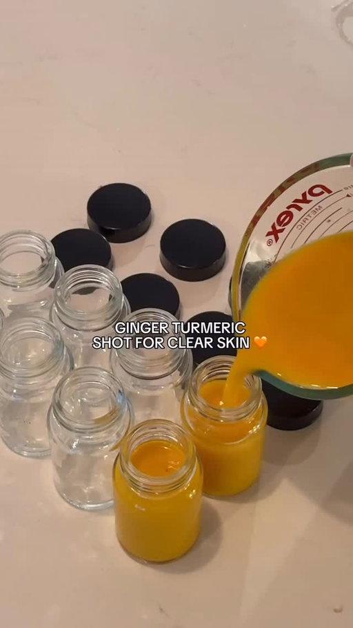 My ginger shots are essential 🧡 Try these at home!!! Turmeric ginger shots offer amazing beauty and skin and benefits thanks to their potent anti-inflammatory and antioxidant properties. Support your immunity while enhancing your natural glow ✨

5 oranges
2 lemons
3 ginger roots
1 tbsp turmeric
1/2 tsp cayenne pepper

You can also add honey, but I prefer mine without