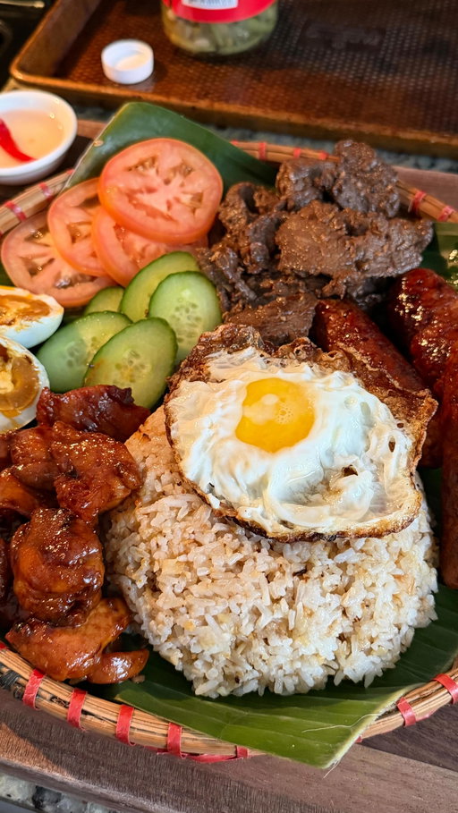 What’s your go-to Filipino breakfast/Silog combo? 🤔

The name “Silog” comes from combining the two major components of the meal: si (from sinangag) and log (from itlog, the Tagalog word for egg), with the proteins creating different versions of silog.

I put together a Silog Guide on the blog that breaks down the all the components (garlic rice, eggs, proteins, sauces) and links to the recipes for each part if you want to build your own plate at home.

You can find it either here: https://www.iankewks.com/what-is-silog-a-guide-to-filipino-breakfasts/

Or just comment “Recipe” and I’ll DM you the directory! (make sure to follow so you receive it)