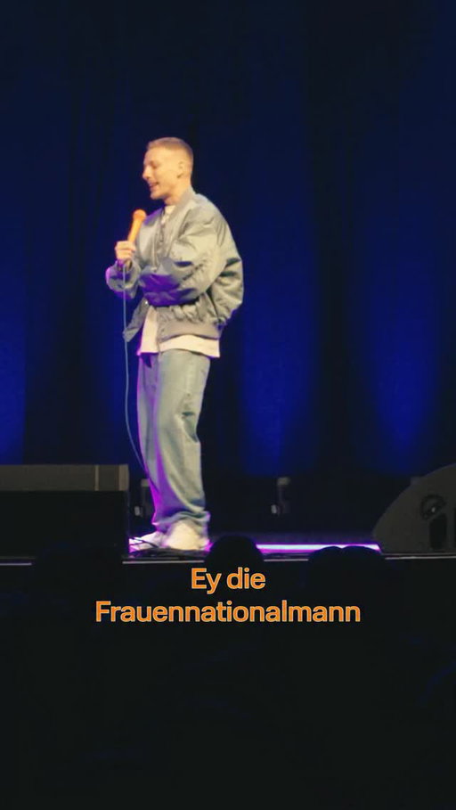 DIE FRAUENNATIONALMANNSCHAFT WAR IN DRESDEN BEI MEINER SHOW! 

BESTE GANG ❤️🙏🏼 

#sellout