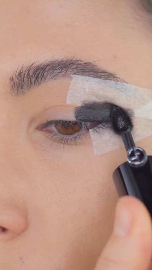 ASMR🫧🎧 Tape= perfect eye make-up✨🦢 

Products used:
@armanibeauty liquid eyeshadow 
@flowerknows_global swan ballet