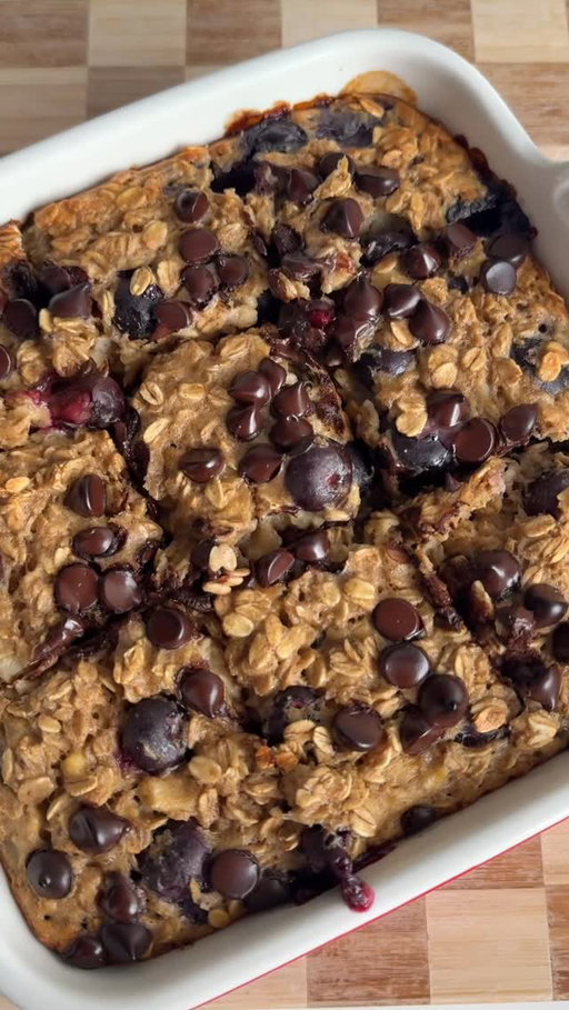 Blueberry muffin baked protein oatmeal! I’m OBSESSED with this new Blue Diamond Almondmilk. This is the first time I’ve looked forward to drinking a glass of almond milk in the morning.. the @bd.almondmilk unsweetened simple has just 3 ingredients and you can find it at a store near you on BlueDiamond.com! #ad 

Ingredients
1 cup Blue Diamond Almondmilk
2 mashed bananas
1/4 cup maple syrup
2 eggs
2 cups rolled oats
2 tsp baking powder
2 scoops vanilla protein powder
Cinnamon 
Chocolate chips and blueberries 

1. Mash bananas in a bowl the whisk in eggs, maple syrup, and almond milk.
2. Add remaining ingredients (except chocolate and blueberries) to the bowl and mix then add chocolate chips and blueberries.
3. Add mixture to a greased baking dish and bake at 375F for 40-45 min. Let cool before slicing. Store leftovers in the fridge for up to 4 days.

#healthyrecipes #oatmeal #bakedoats