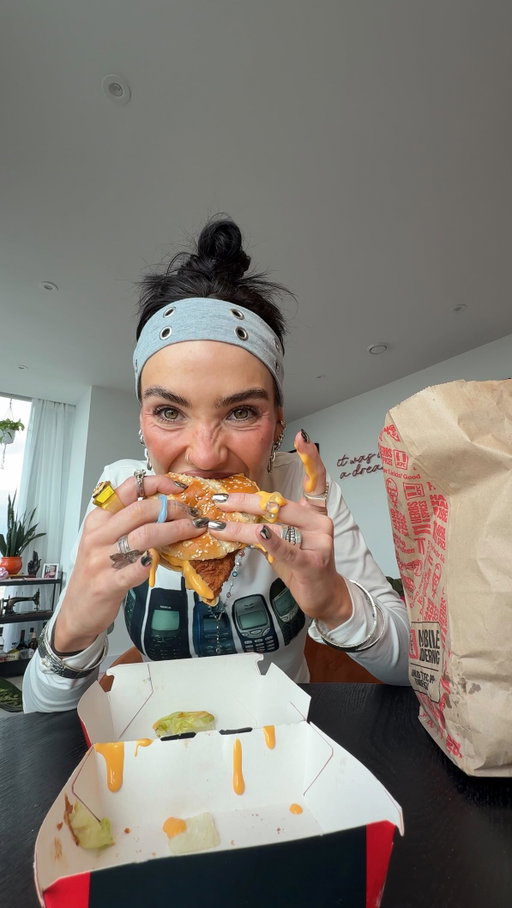My own cheesy melt left for the day so I had to find a replacement @pepsiuk @kfc_uki AD.