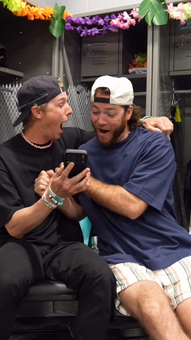 I can’t believe we pulled this 😂 more coming soon 👀  #acpartner #arenaclub #slabpacks