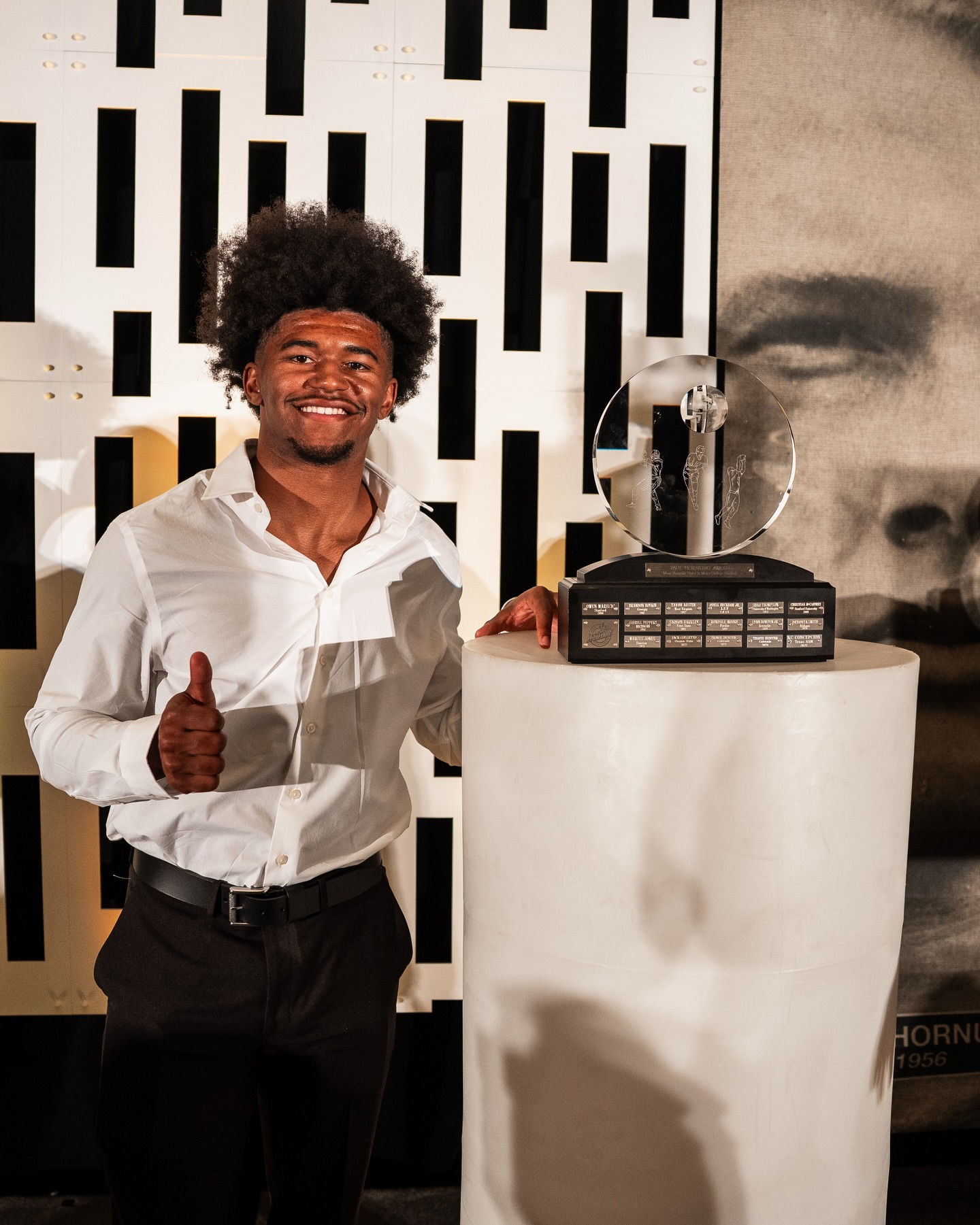 A well-earned honor celebrated tonight. 

Tonight @kcthekid2 received the Paul Hornung Award which goes to the most versatile player in college football. 

#GigEm | @hornungaward