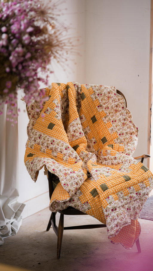 A Friday treat from us to you 🌸 

For our 7th episode of Travelling Tales we visited Bruton’s @lunaria_somerset to see Deborah finish our commission - a burst of spring into our shop window. 

We talked and talked, mostly about harmonious colour pairings and compositions which we are both very familiar with in our practices. 

What a wonderful way to start this new year. Wishing you all a wonderful one 🌸

📸 @sarahfranceskelley 
📽️ @wishwishwish 
🌸 @lunaria_somerset