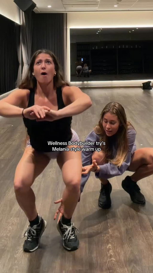 My wellness bodybuilder friend try’s my new leg warm up Melania Style 🕺🏼🥰
@lior.benaroya 

Comment LEGS to get my same signature style training just like this from home ⭐️
#bodybuilder #matpilates #barre #warmup #sculpt