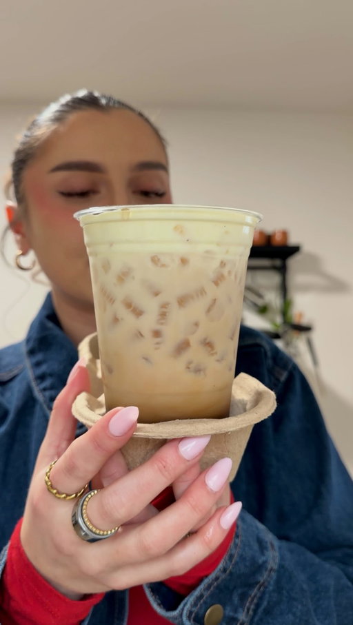 Dunkin Banana Puddin’ Cloud Latte - no machine required edition 🍌☁️☕️

Who said you need an espresso machine to make copycat recipes at home? I love everything banana, pero I wanted to show you guys a quick and easy way to make a delicious cafecito without making any syrups.

For this latte you’ll need:
• 2 tsp instant espresso 
• 1-2tsp @jello Banana Cream Pudding Mix
• 1 tbsp vanilla syrup 
• pinch of salt (optional) 
• 2oz water 
• 6-8oz milk of choice 

For the cold foam:
• 3 tbsp heavy cream 
• 2 tbsp milk of choice 
• 1-2 tsp @jello Banana Cream Pudding Mix

#bananalatte #instantcoffee #dunkincoffee #coffeeathome #homecafe