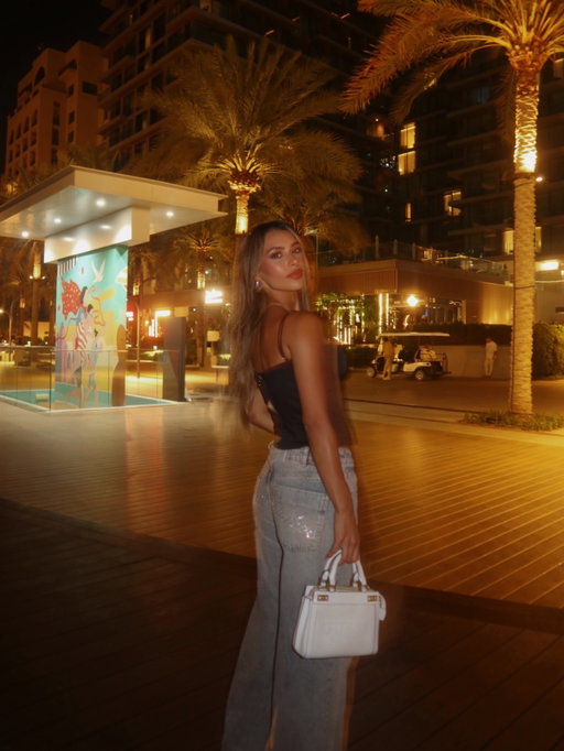Thank you Dubai ❤️ Still waiting for a flight back to the UK but I couldn’t be any more grateful for the protection of this country. Here’s a little throwback to a couple weeks ago where the humidity got the better of me 🥴😂 (My hair was straight before I left the apartment!)