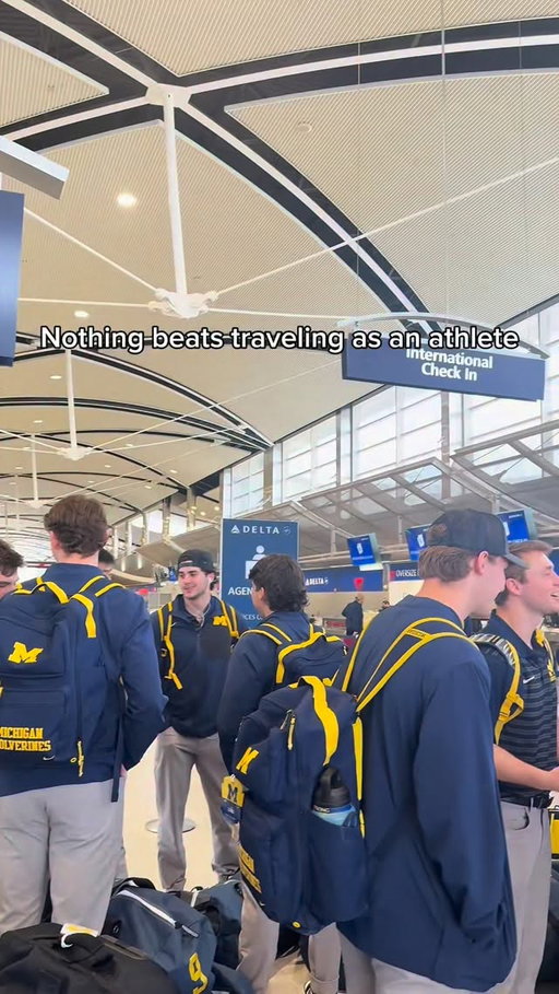 Headphones in🎧

#studentathlete #athletelife #sports #travelling #d1athlete
