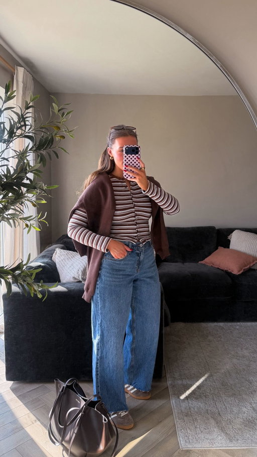 Stripes for spring?? GORGE 🍫💙

I’ll link the full fit on stories & save to MARCH highlights 🔗
 
Choc stripes are @boohoo (SOFYD works sitewide yay ad)
