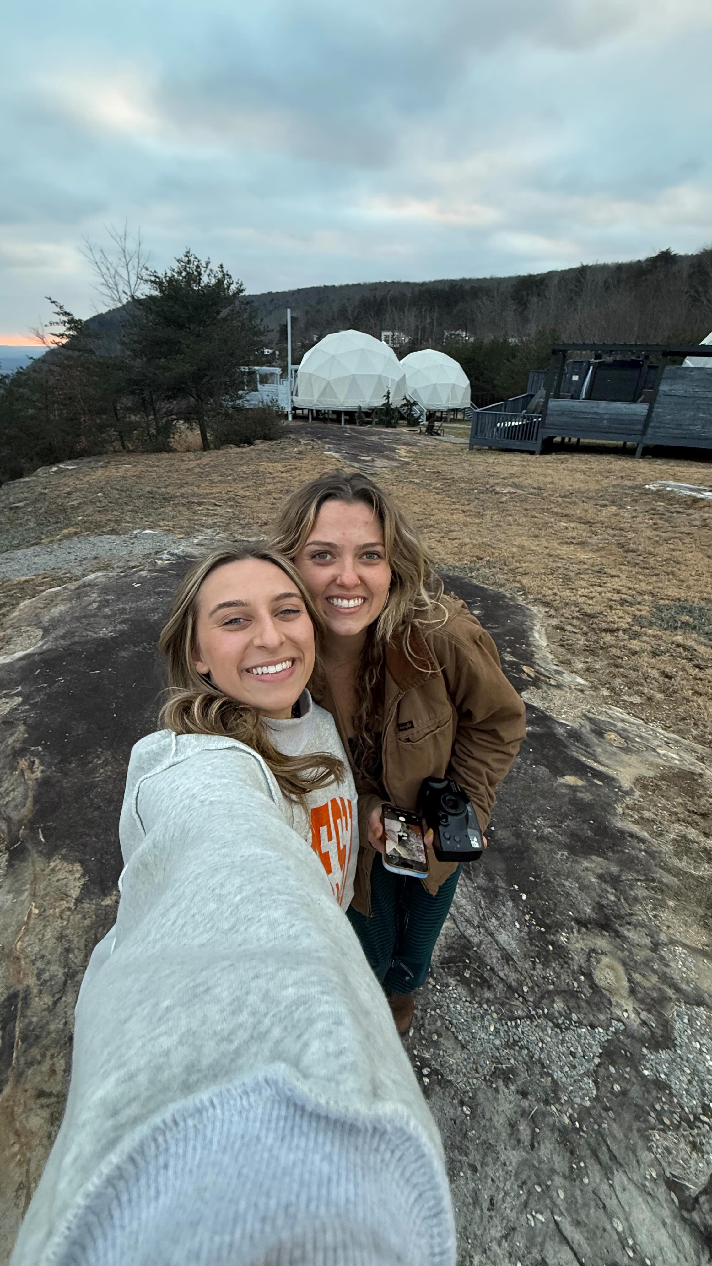 highly recommend booking the girls weekend 😆🌲👯‍♀️📸✨

📍@boltfarmtreehouse 

youtube video coming soon! subscribe @macey_mexico ;)

#girlstrip #girlsvacay #girlsnight #bestiegoals #surprisetrip