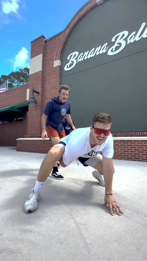 Some may say this is peak clown behavior😏

#bananaball #indianapolisclowns #barnstorming #baseballlife #trend