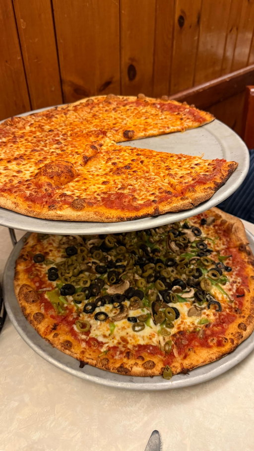 friday night pizza 🍕 see yall next week!