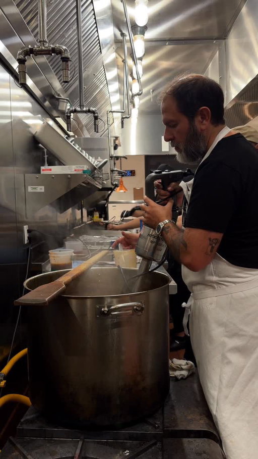 Un servicio en Nueva York con el jefe de jefes: @enriqueolveraf. 🫡 En exclusiva, una noche muy especial con @cuernonewyork y el chef Olvera donde nos cuentan la historia de la cocina del Norte de México, a través de la tradición de la carne asada, del obligado chile piquín, de sus tacos con queso Chihuahua y claro, de la hospitalidad norteña. 🖤🔥

Lo que sucede esta noche en @cuernonewyork es el cúmulo de ocho meses de esfuerzos de presentar esa otra cocina del norte de méxico en Manhattan. 

🍴Platos como New York strip con Chicatana y sopa de tortilla y langosta, brillaron hoy con el trabajo en equipo de @enriqueolveraf @dan_nunez_b y @cheforiolmendivil. 

Por supuesto, el mezcal estuvo a cargo de @manojomezcal. 🔥

Video: @mexbest.mx 

#EnriqueOlvera #MexBest #NuevaYork #Cuerno