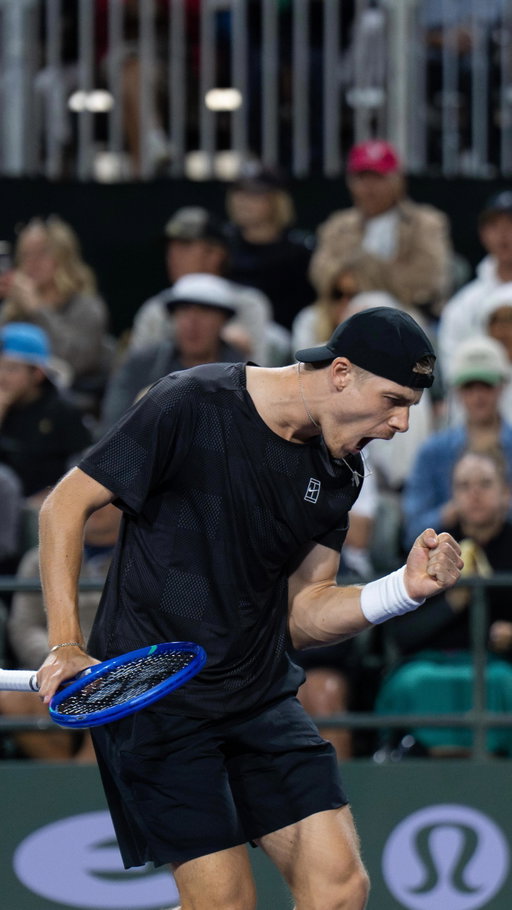 Electrifying energy ⚡️

@denis.shapovalov fends off Etcheverry 6-3, 2-6, 7-6(5).

@bnpparibasopen | #TennisParadise