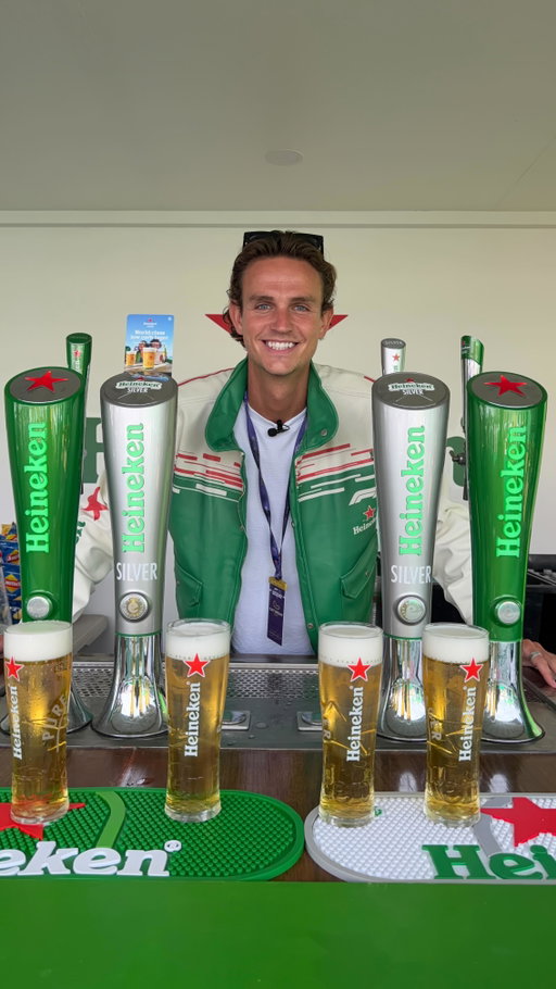 How to pour the perfect schooner W/ @heineken_au 

The star serve lands on the star shoulders as the Dutch intended. Have a go yourself. 🍻 AD

#schoonerscorer #enjoyresponsibly