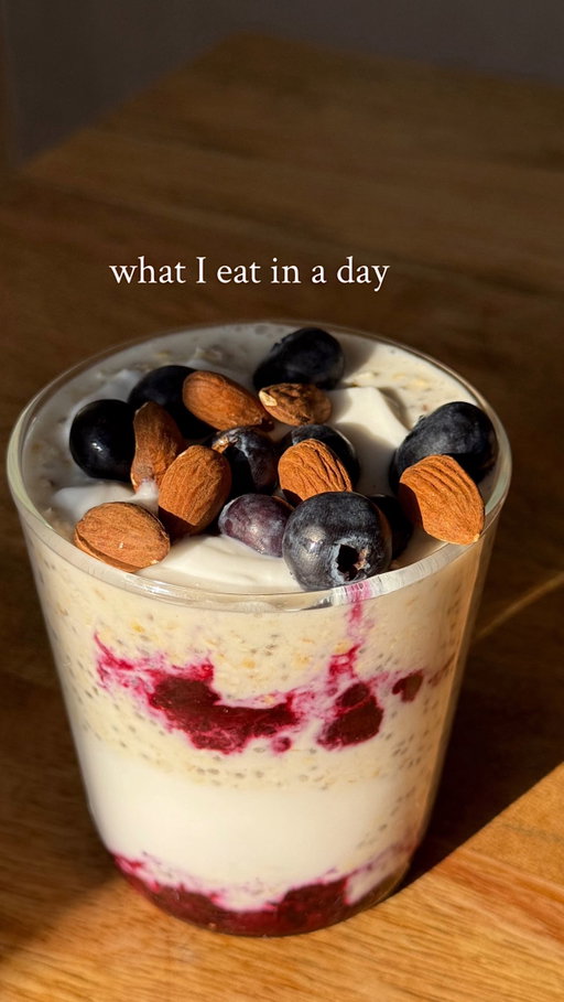 what I eat in a day 🫐🍵🥒
- 9am blueberry over night oats 
- 9.45am coconut & almond matcha 
- 1pm tzatziki chickpea bowl 
- 6pm tomato orzo 

#whatieatinaday #healthyfood #fulldayofeating #vegan #wellness