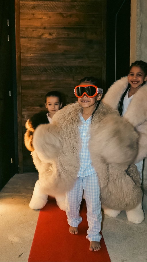 J’ai envie de partager quelque chose avec vous… 🥹🤍

Mes amis, mes enfants et mon amoureux m’ont préparé une surprise au chalet, sans que je m’en doute une seule seconde… Pendant un shooting, j’ai fait la folle devant Coco et il a capturé l’instant…

Et puis sans que je le sache, ils ont repris cette vidéo que j’avais commencée malgré moi et ils l’ont complétée tous ensemble 🥹🤍 Ça me touche tellement… Et en même temps c’est si drôle ! 

Franchement je mesure la chance que j’ai… J’ai un entourage incroyable… 🥹🤍

Il y a des moments comme ça qui nous rappellent simplement à quel point l’amour et la présence des autres peuvent remplir le cœur et c’est ma vraie richesse✨