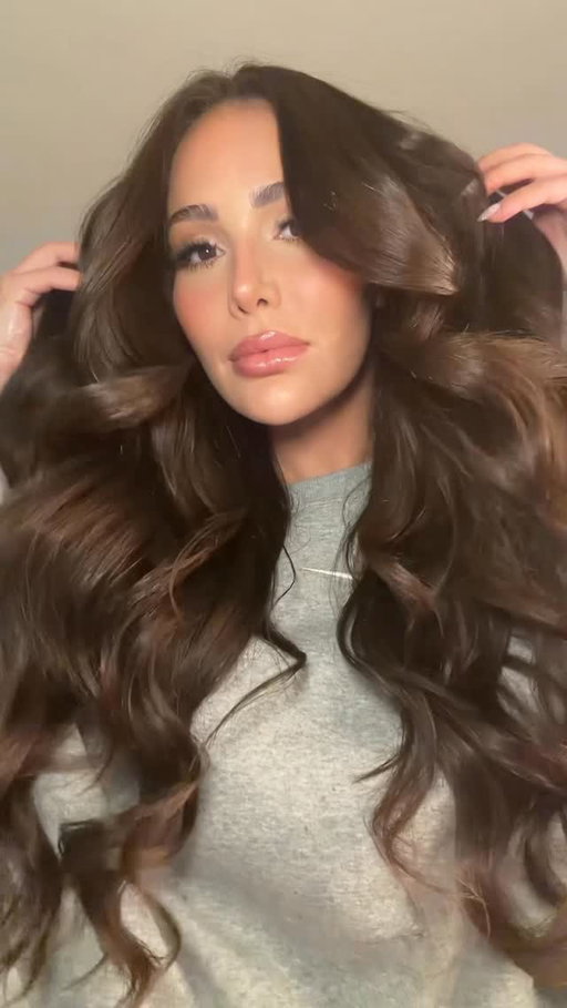 The easiest way to elevate a curl routine ✨
2 rows of @dakota.london.hair reused and moved up 

Heat protectant: @moroccanoil 
Curling iron: Amazon brand 1.25 inch barrel for long hair
Hairspray: @redkenpro 
Hair oil: @ogxbeautycanada @ogx_beauty