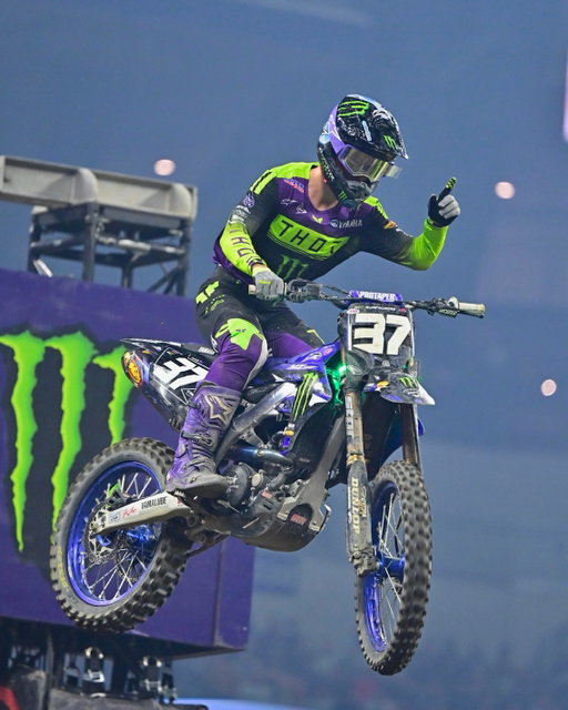 DAVIES DOMINATES INDY 🏆 @SupercrossLIVE

@Cole17Davies goes 1-1-1 on the night to sweep the 250SX Triple Crown. 

#MonsterEnergy #SupercrossLIVE