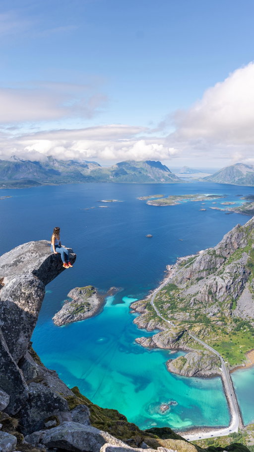 24 hours of daylight in Norway 🇳🇴🌞 

.
.
.
.
#lofotenislands #norway #midnightsun #norwaytravel
