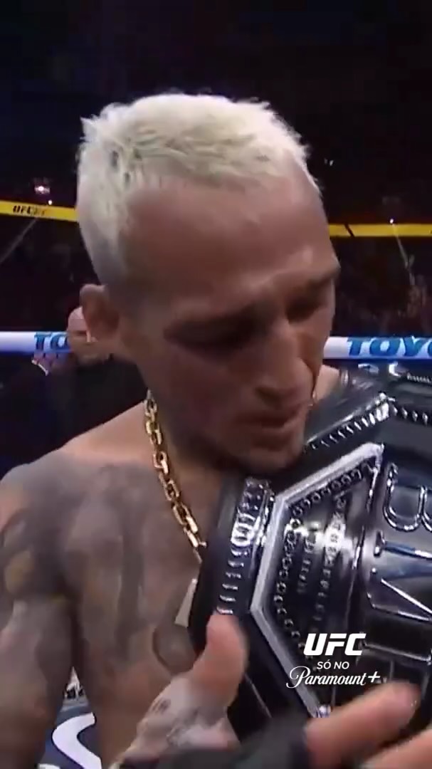 Avisa que é ele! O campeão BMF @CharlesdoBronxs recebendo o cinturão das mãos de seu pai 🥹 ⁣
⁣
[ #UFC326 | @ParamountPlusEsportes ]