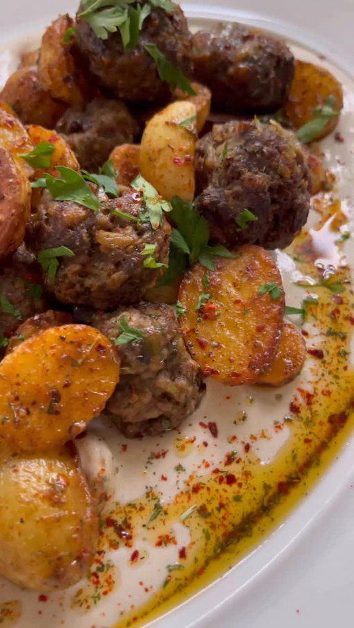 Ok, what are you having for dinner tonight? Well, let me make your life a little easier for you - THIS! Spiced Köfte and Potatoes with a Tangy Tahini Yoghurt (Baharatlı Köfte ve Patates ve Yoghurtlu Tahın) - full recipe in Dinner Tonight and the @itv @itvxofficial @thismorning websites (just google “Meliz one tray kofte amd potatoes this morning” for all the links) including how to make it completely plant-based too - Please make it! 
 
#köfte #meatballs #easydinner #roastpotatoes