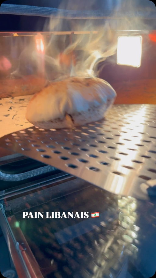 Pain Libanais 🇱🇧

Recettes pour 8 pains : 

Ingrédients :
• 500 g de farine T45 
• 10 g de sel
• 7 g de levure boulangère sèche (ou 20 g fraîche)
• 300 ml d’eau tiède
• 1 c. à soupe d’huile d’olive 

Préparation : 
Pétrir 8 à 10 minutes jusqu’à obtenir une pâte lisse, souple et élastique.
Couvrir et laisser lever 1h30, jusqu’à ce que la pâte double de volume.
Diviser en 8 boules (environ 90 g chacune). Laisser reposer 15 minutes.

Façonnage : Étaler chaque boule en disque très fin (2 à 3 mm) et cuire dans un four très chaud idéalement sur une pierre réfractaire ou à la poêle sur feu fort. 

Enjoy ❤️

#pitabread#recettefacile#shawarma#libanesefood#recipe
