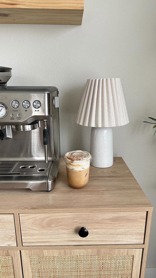Coffee first always😍

Honey cinnamon latte + vanilla cold foam✨

Recipe:
- 1 tbsp honey 
- dash of cinnamon 
- double shot of esspresso pulled over that
- ice 
- milk of choice 
- vanilla cold foam ( heavy cream frothed with vanilla bean paste) 

Enjoy🤍

#espresso #coffeerecipes #homebarista #coffeeroutine