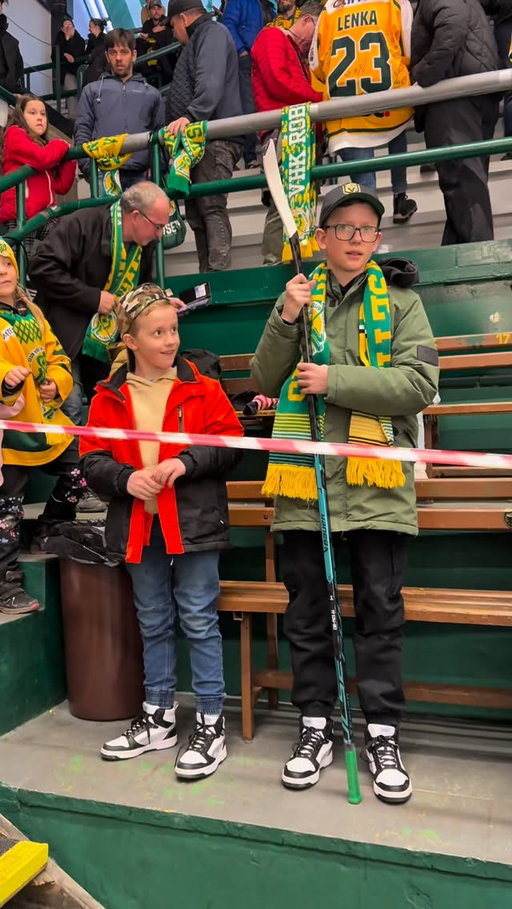 Luboš Rob daroval mladým fanouškům hokejku a bezpochyby jim zlepšil den před zápasem! 💚💛#maxaliga #zazit #spoluzavsetin