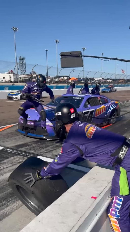 Close call on this 2 tire stop 😳