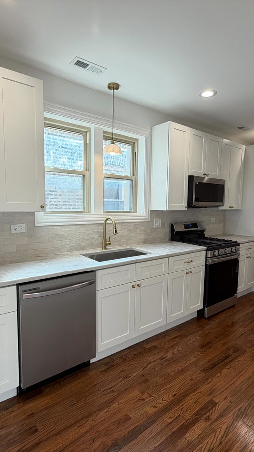 Rare opportunity to own a fully renovated 3-unit building 🔑 

3 beds in every unit, separate utilities, and room to add another unit in the basement.

Message me for details 📩

#chicagorealestate #investmentpropertyforsale
